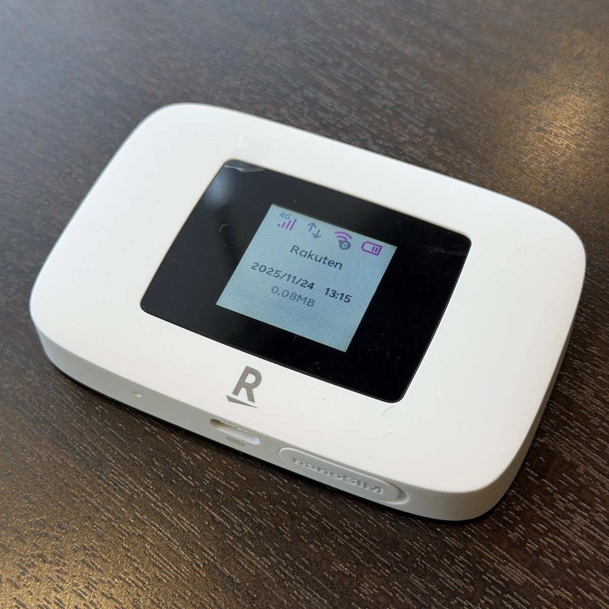 Rakuten WiFi Pocket Platinumの実機写真。ディスプレイに接続用のQRコードや電波状況が表示されており、スマホで読み取るだけで簡単に接続できる。