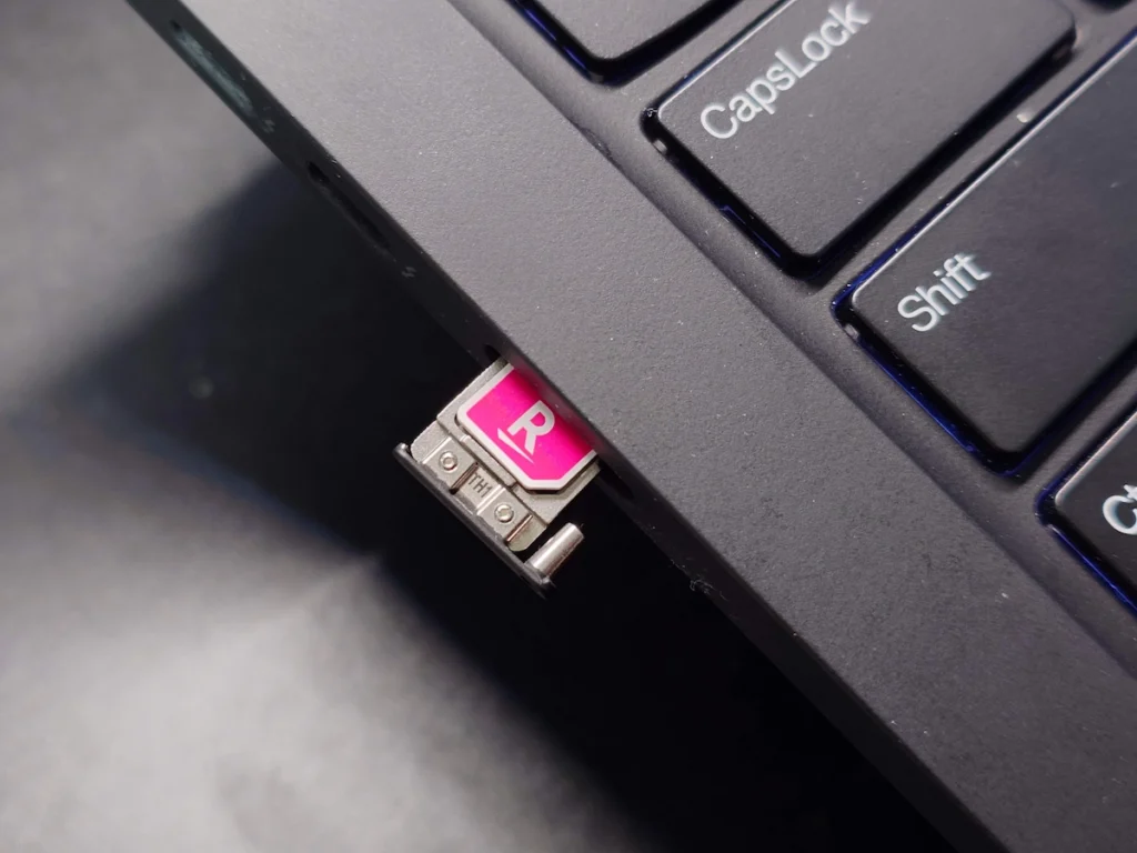 ノートPCのSIMトレイに楽天モバイルSIMを挿入した写真。モバイル回線での通信利用をイメージできる