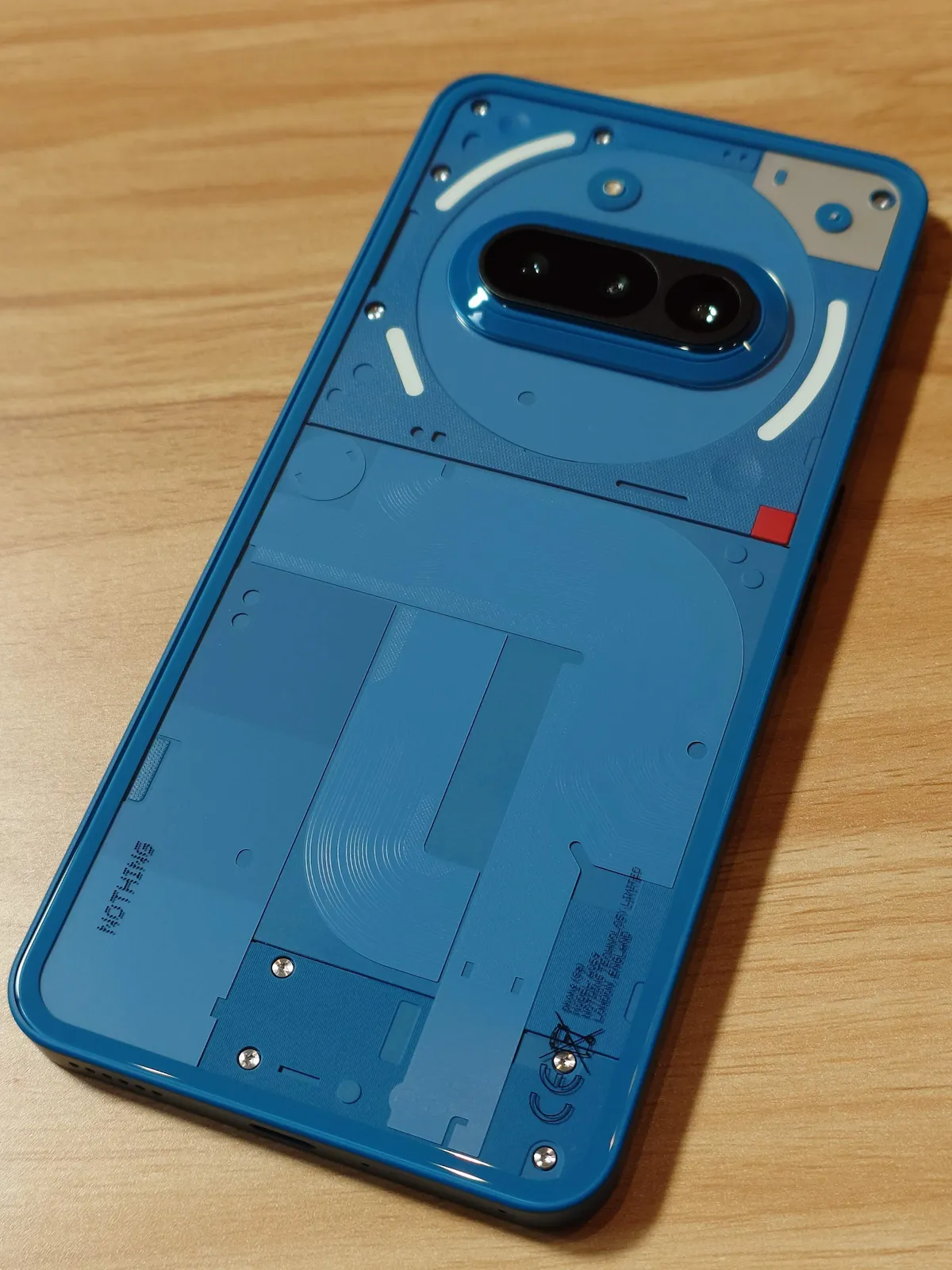 Phone (3a) ブルーの背面デザイン。Nothingらしい個性的な外観が特徴