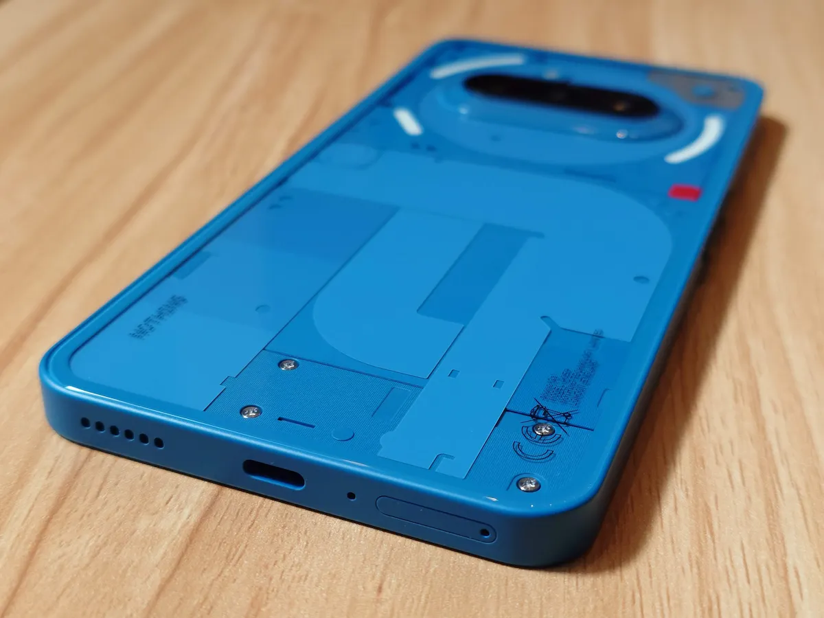 Phone (3a) ブルーの底面。USB Type-Cポートを搭載しており、充電は有線のみ