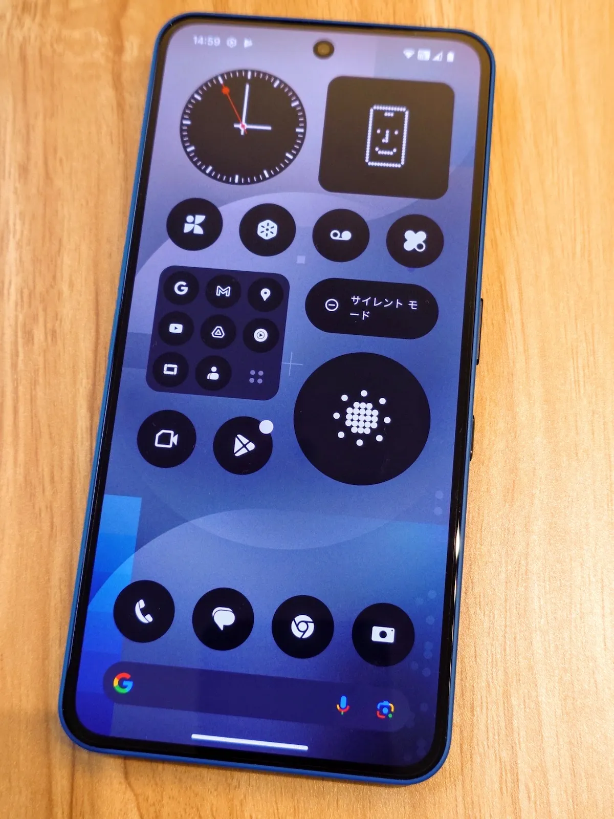 Phone (3a) ブルーの前面ディスプレイとホーム画面を写した写真