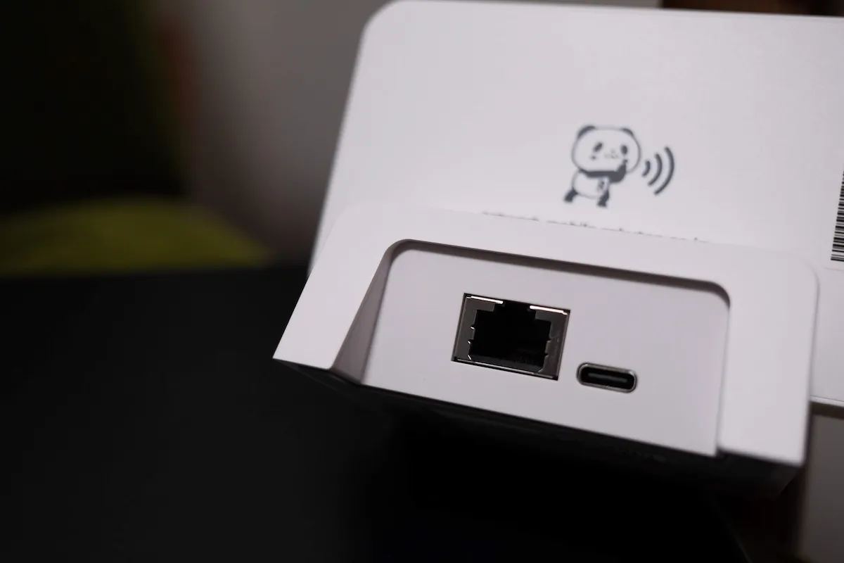 Rakuten WiFi Pocket 5G クレードルの端子部分