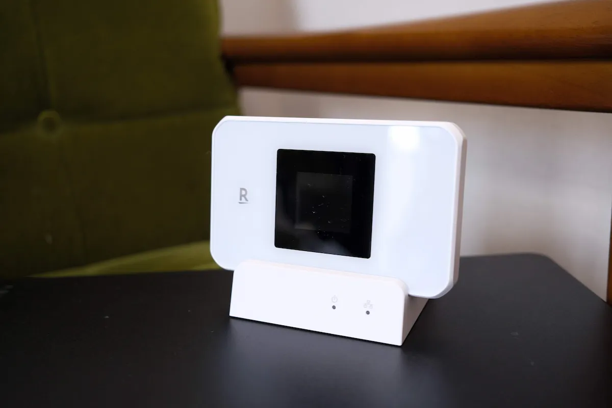 Rakuten WiFi Pocket 5Gをクレードルに設置した様子