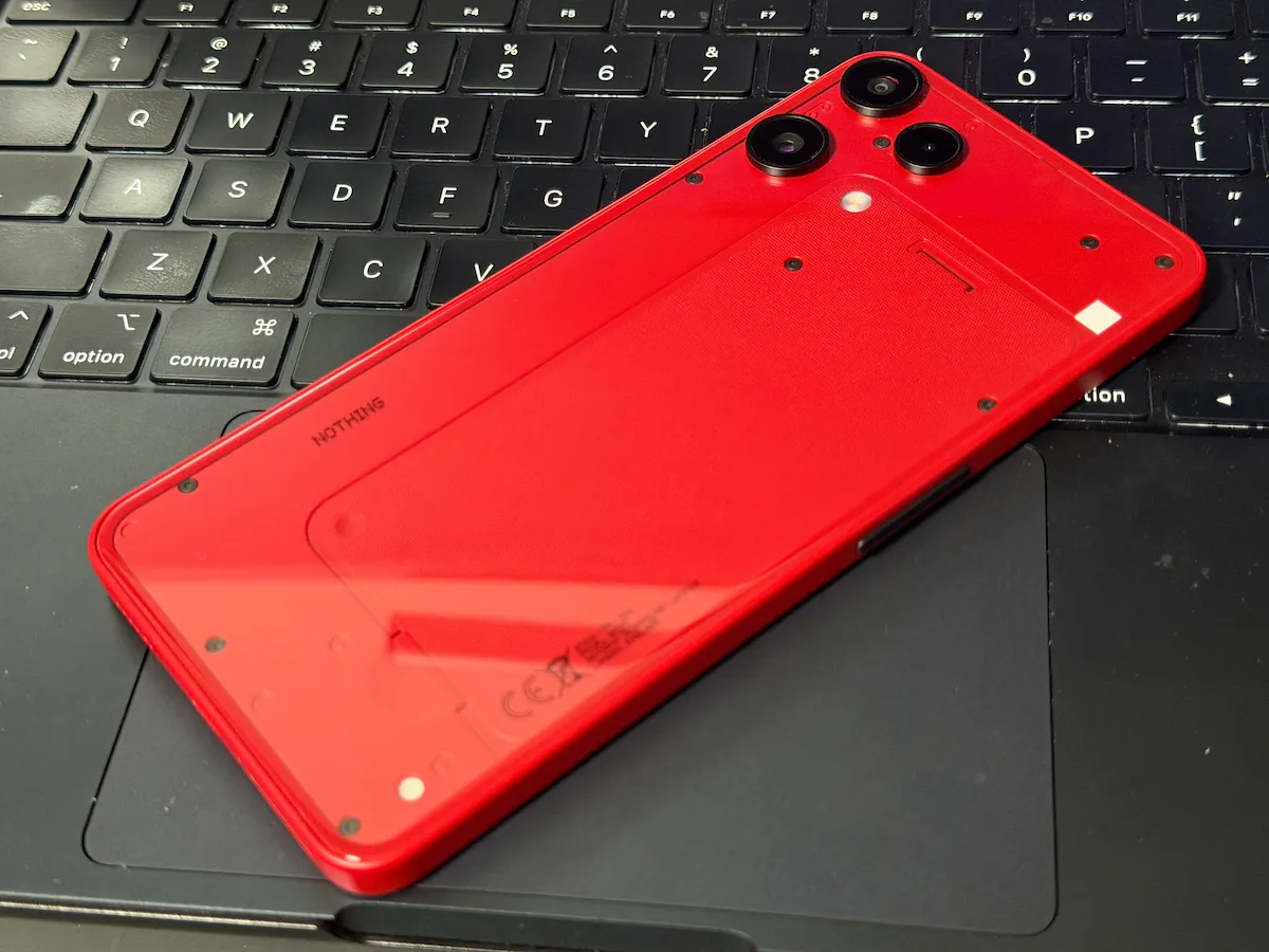 CMF Phone 2 Proのレッドカラー背面デザイン。ステンレスネジとカメラリングが確認できる実機写真